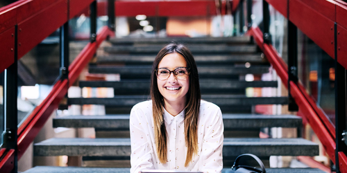 Studentin Portrait auf Treppe