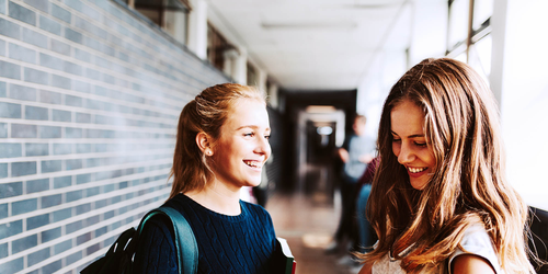 Weiterbildung Studentinnen im Flur